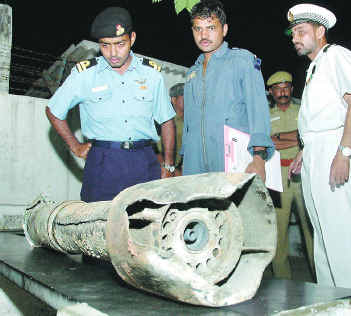 [IMG: 
Indian Navy examining rocket - photo by K.R. Deepak]
